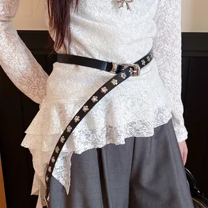 Eleganter Retro-Ledergürtel für Damen mit Blumen-Nieten und einer Silberschnalle