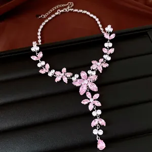 Gedetailleerde close-up van roze bloemenketting in Franse paleisstijl met hanger