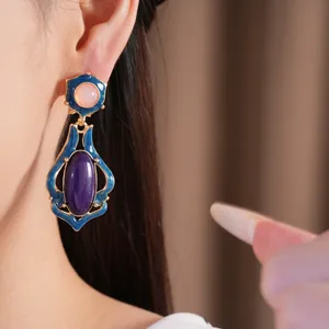 Detaillierte Makroansicht von Vintage-Resin-Ohrringen mit blauem Emaille-Finish