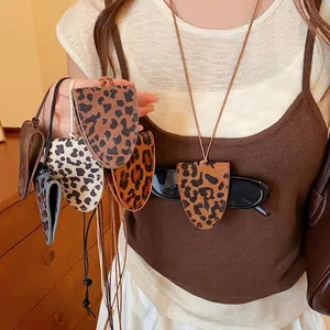 Collar portagafas vintage con estampado de leopardo para un look elegante de otoño e invierno
