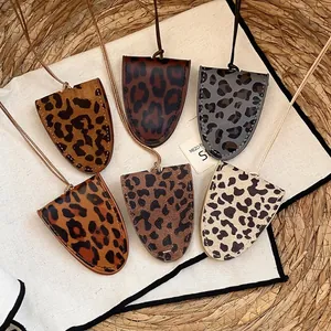 Collares portagafas de cuero retro con estampado de leopardo y elegantes cordones largos.
