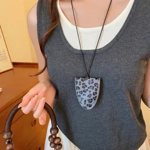 Elegante collar con colgante de leopardo retro americano y portagafas usado por modelo