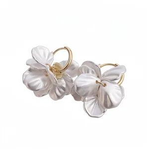 Boucles d'Oreilles Créoles à Pétales de Fleurs en Perles Artificielles Plaquées Or 14K Élégantes Boucles d'Oreilles Pendantes Florales pour Bijoux Femme