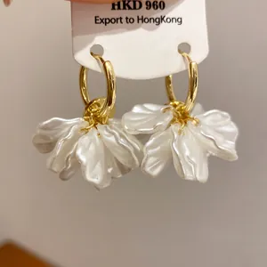 Vue détaillée de boucles d'oreilles créoles plaquées or 14 carats avec pétales