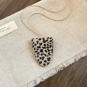 Detailopname van retro brilclip hanger ketting met luipaardprint op linnen