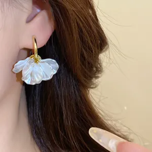 Boucles d'oreilles pendantes plaquées or 14 carats avec pétales de fleurs perles
