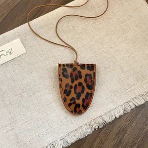 Retro brillenhouder ketting met luipaardprint voor dames met bruin koord detail