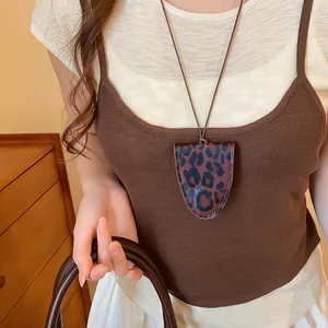 Detailopname van een retro lederen brillenhouder ketting met luipaardprint
