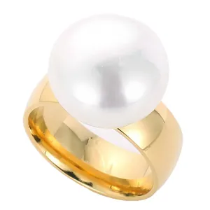 Eleganter Edelstahlring mit breitem Band und einer großen, glänzenden weißen Perle