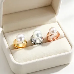 Detail von drei 8mm Perlenringen aus Edelstahl in Gold, Silber und Roségold-Finish