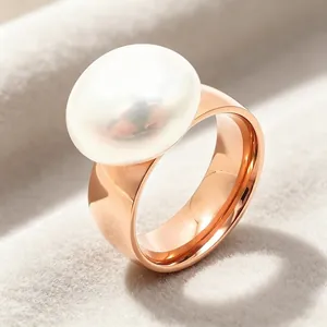 Detail-Makroaufnahme eines roségoldenen Edelstahlrings mit breitem Band und großer Perle