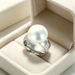Makrodetail eines minimalistischen Edelstahlrings mit einer großen 8mm Perle in einer Box