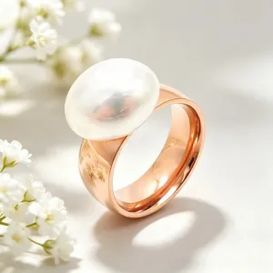 Detailansicht eines breiten Edelstahlrings in Roségold mit eleganter weißer Perle