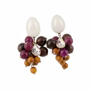 Elegante cluster oorbellen met wit hars ei, houten kralen en kristallen druppel.