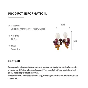 Productdetails voor hars en houten kwastje oorbellen met strass, maat en materiaal info