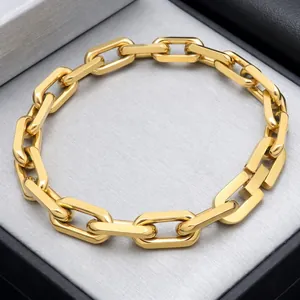 Nahaufnahme eines 8 mm vergoldeten Edelstahl Gliederketten Armbands für Herren im Punk Stil