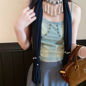 Vue détaillée d'un collier bohème en tissu noir avec pendentifs gouttes d'argent polis