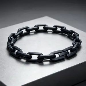 Nahaufnahme eines 8mm mattschwarzen Edelstahl O-Kettenarmbands für Herren im Punk-Stil.