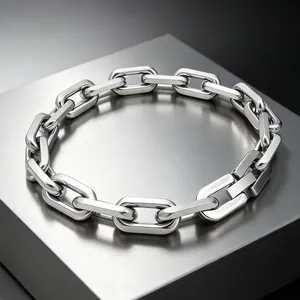 Makro-Detailansicht eines 8mm polierten Edelstahl-Gliederkettenarmbands für Männer