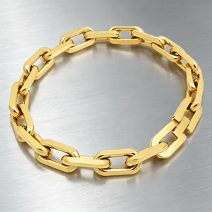 Nahaufnahme eines vergoldeten 8-mm-Gliederkettenarmbands aus Edelstahl auf Metallhintergrund