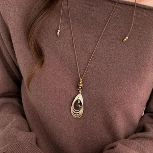 Vintage ketting met tijgeroog hanger en bruin leren koord in een nieuwe Chinese stijl