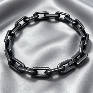 Nahaufnahme des mattschwarzen 8mm Edelstahl Gliederketten Armbands für Herren