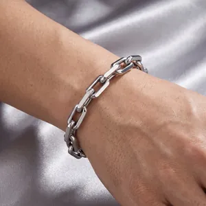 Nahaufnahme eines 8mm Edelstahl-Gliederkettenarmbands für Herren mit poliertem Finish.