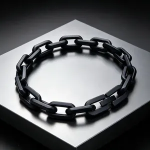 Detailaufnahme eines mattschwarzen 8mm Gliederkettenarmbands aus Edelstahl im Punk-Stil