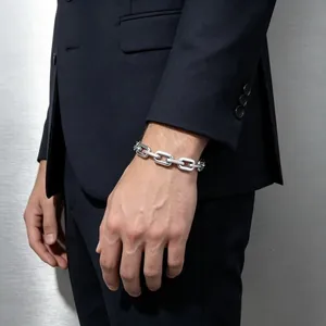 Nahaufnahme eines 8mm Edelstahl-Gliederkettenarmbands getragen zu einem marineblauen Sakko