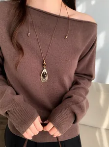 Vintage tijgeroog steen hanger ketting met bruin lederen koord gedragen op een trui