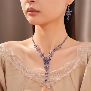 Gedetailleerd overzicht van elegante paarse zirkoon bloemensieradenset met ketting en oorbel