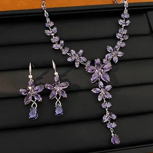 Gedetailleerde macro-weergave van elegante paarse zirkoon bloem ketting en oorbellen
