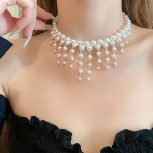 Elegante Franse vintage parel choker ketting met hangende kwastjes voor een luxe look