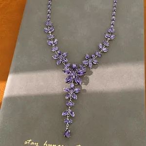 Macrodetail van een elegante paarse zirkonia bloemenketting met druppelvormige hanger