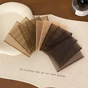Detailweergave van haargrippads in verschillende bruin- en zwarttinten voor losse haren.