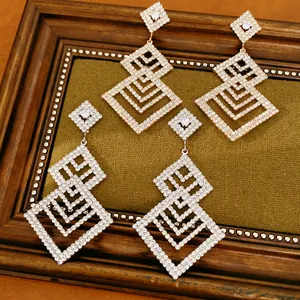 Elegante Ohrhänger mit versilberter Nadel und hohlen geometrischen Rautenmustern.
