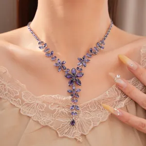 Gedetailleerde close-up van een paleisstijl ketting met paarse zirkoonbloemhangers.