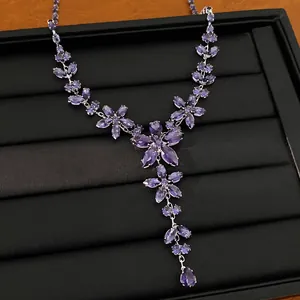 Gedetailleerde opname van een elegante paarse bloemen zirkoon ketting met hanger