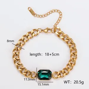 Detailansicht des 18k vergoldeten Panzerkettenarmbandes mit grünem Zirkon und Maßen.