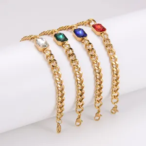 Detailansicht von vier goldenen Panzerarmbändern mit bunten Smaragd- und Rubinzirkonia