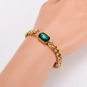 Nahaufnahme des 18K vergoldeten Edelstahl-Armbands im Retro-Stil mit grünem Smaragd-Zirkon-Stein