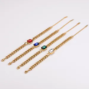 Set aus vier 18 Karat vergoldeten Edelstahl-Cuban-Armbändern mit bunten Edelsteinen