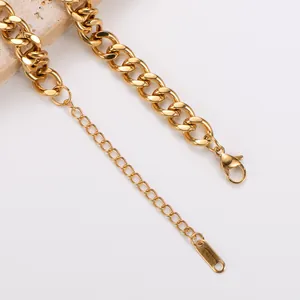 Detailaufnahme eines 18k vergoldeten Edelstahl-Armbands mit Panzerkette und Verschluss