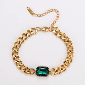 Detailansicht eines vintage Armbandes aus 18k vergoldetem Edelstahl mit grünem Zirkonstein