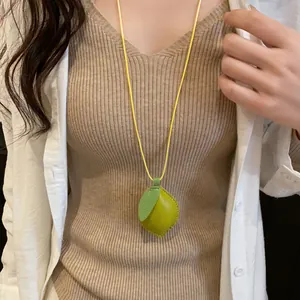 Detailansicht einer handgefertigten Lederkette mit Zitronenanhänger an einem Model