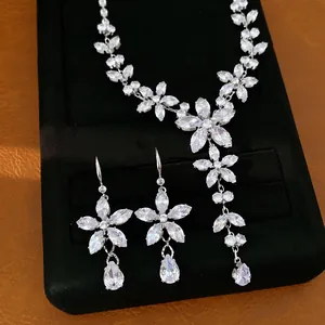 Elegante set di gioielli a fiore in zirconia con collana e orecchini su base nera