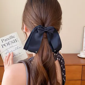 Detailopname van een elegante zwarte strik haarclip met glanzende strass-steentjes