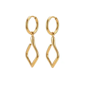 Nahaufnahme minimalistischer 18k vergoldeter unregelmäßiger geometrischer Ohrringe