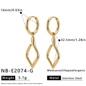 Professionelle Details der unregelmäßigen 18k vergoldeten Edelstahl-Wellentropfen.