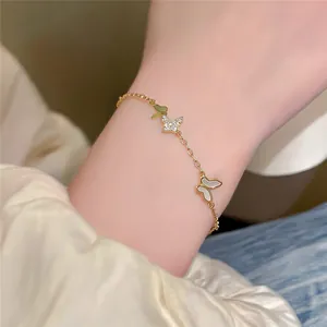 Detailaufnahme eines eleganten 14K vergoldeten Schmetterlingsarmbands mit Zirkonia